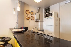 Appartement, vue partielle sur la mer | Cuisine privée | Grand réfrigérateur, micro-ondes, four