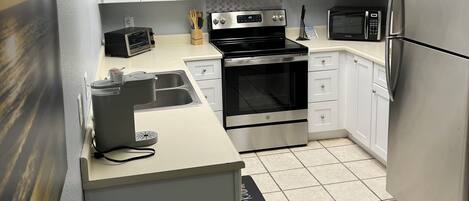 Mikroaaltouuni, uuni, liesi, astianpesukone