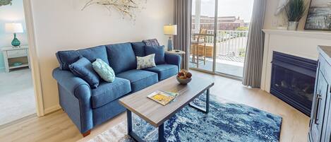 Una televisión, un reproductor de DVD, una videoteca