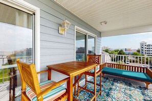 Outdoor dining - Convenient Location, Pool, Balcony with Views of the Bay (Ocean City)