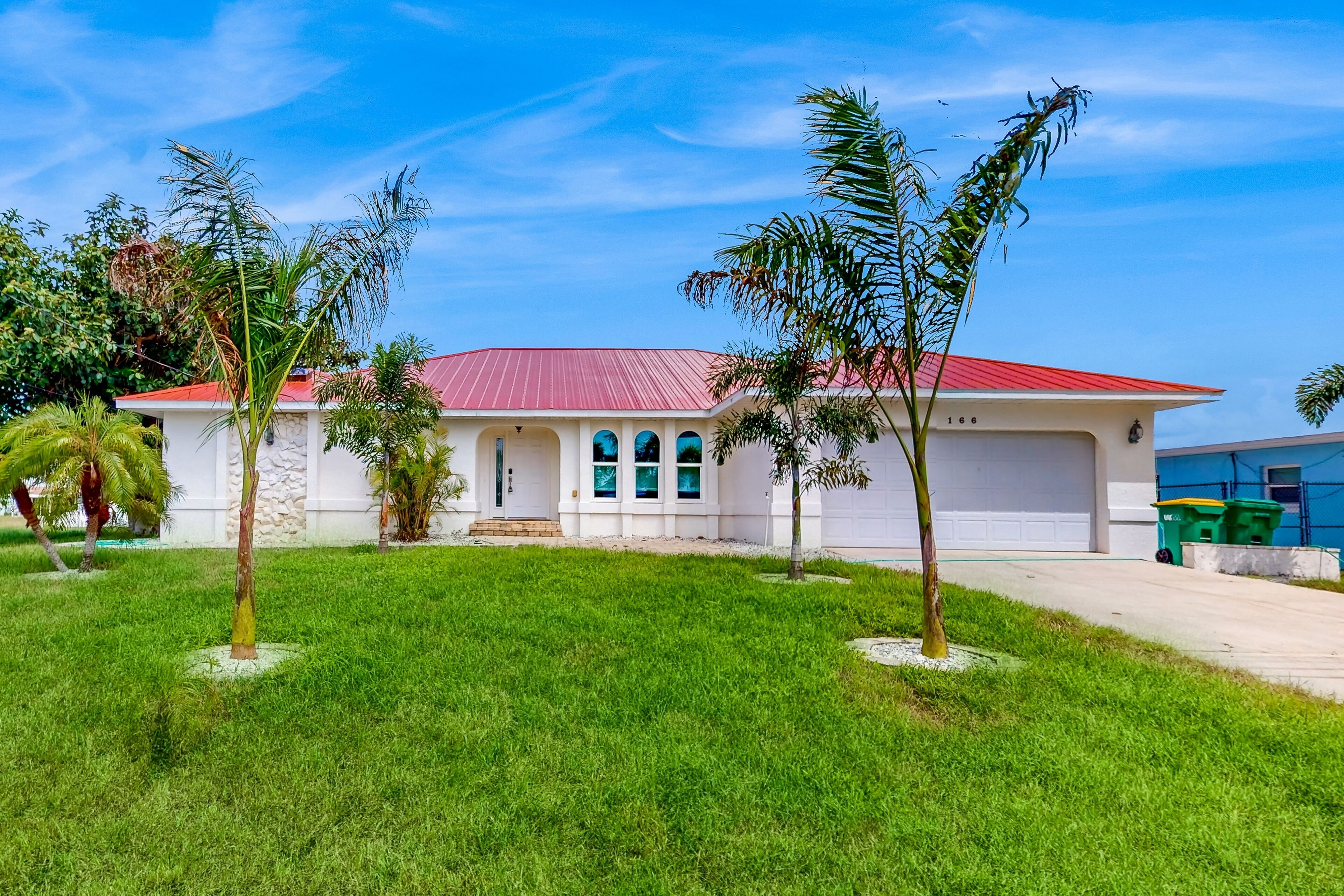 Stunning house w/ private pool, pool table, free WiFi, W/D