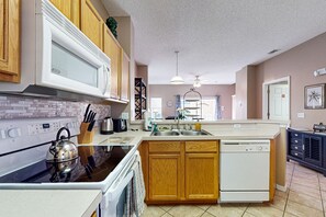 ثلاجة، ميكروويف، فرن، موقد طهي مسطح