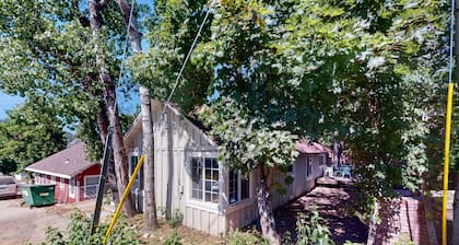 Vintage cottage, dog friendly, W/D, near cross country skiing & hiking