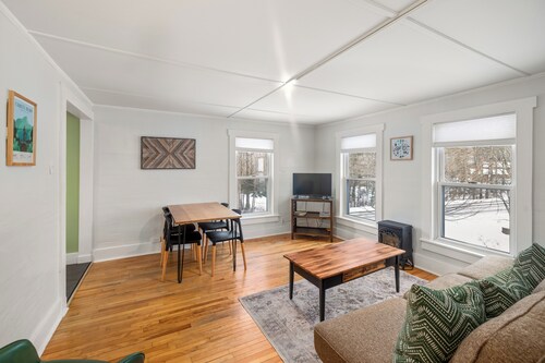 Stowe Lofts- 2-bedroom condo, peaceful, 5 min to Stowe, Ask about pet policy 