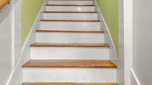 Eine Treppe mit Holzbodenstufen und weißen Wänden.