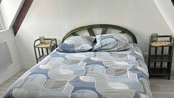 2 bedrooms, internet, bed sheets