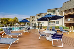 Outdoor dining - Oceanview condo with pool, hot tub, private balcony & beach access (Myrtle Beach)