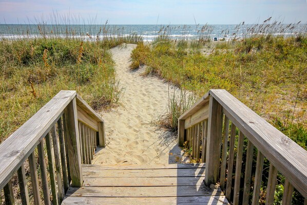 Beach nearby - Oceanview condo with pool, hot tub, private balcony & beach access (Myrtle Beach)
