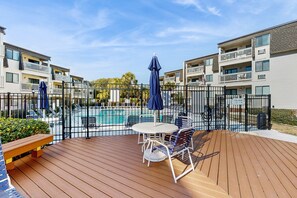 Outdoor dining - Oceanview condo with pool, hot tub, private balcony & beach access (Myrtle Beach)