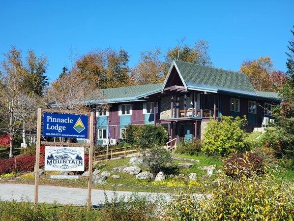 Front of property - Pinnacle Lodge  (Bondville)