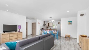 Un appartement moderne comprenant un salon, un coin repas et une cuisine.