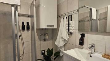 Haartrockner, Handtücher, Seife, Toilettenpapier