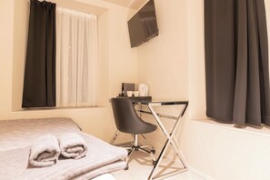 Habitación doble Deluxe | Caja de seguridad en la habitación y escritorio 