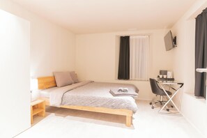 Habitación doble Deluxe | Caja de seguridad en la habitación y escritorio 