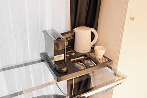 Caja de seguridad en la habitación y escritorio