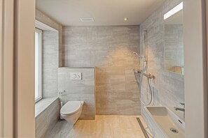 Chambre Double Deluxe | Salle de bain | Douche, sèche-cheveux, chaussons, serviettes fournies