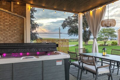 Spacious 5bdrm house with AC and WiFi /Family Friendly/Fire Pit /HOT TUB