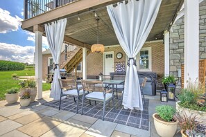 Outdoor dining - Spacious 5bdrm house with AC and WiFi /Family Friendly/Fire Pit /HOT TUB (Gordonville)