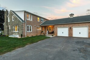 Exterior - Spacious 5bdrm house with AC and WiFi /Family Friendly/Fire Pit /HOT TUB (Gordonville)