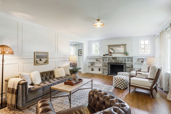 Chimenea, futbolito y libros 