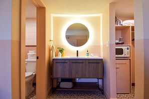 Suihku, hiustenkuivaaja, pyyhkeet, saippua