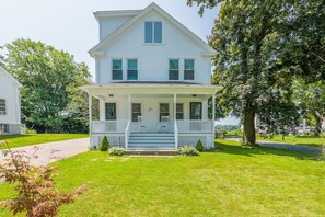 Exterior - A Luxurious Retreat in Mystic Ct (Groton)