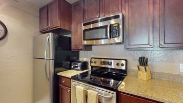 Jääkaappi, mikroaaltouuni, uuni, liesi