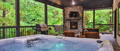 Outdoor spa tub
