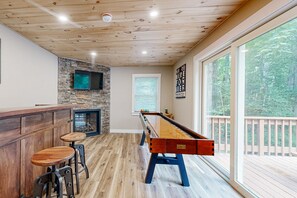Games room - Newly Renovated House with Cozy Amenities, Outdoor Deck, Firepit (Conway)