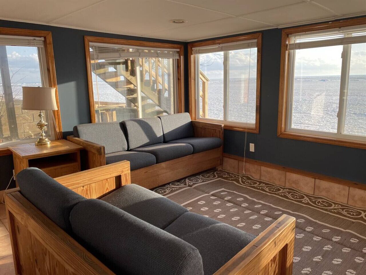 Televisor intel·ligent i llibres 