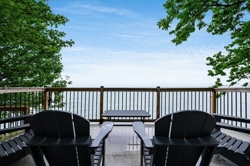 2 BR Point Pelee Lakehouse | Hot Tub and Beach