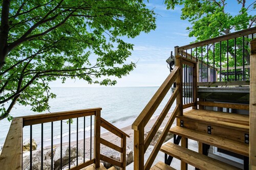 2 BR Point Pelee Lakehouse | Hot Tub and Beach