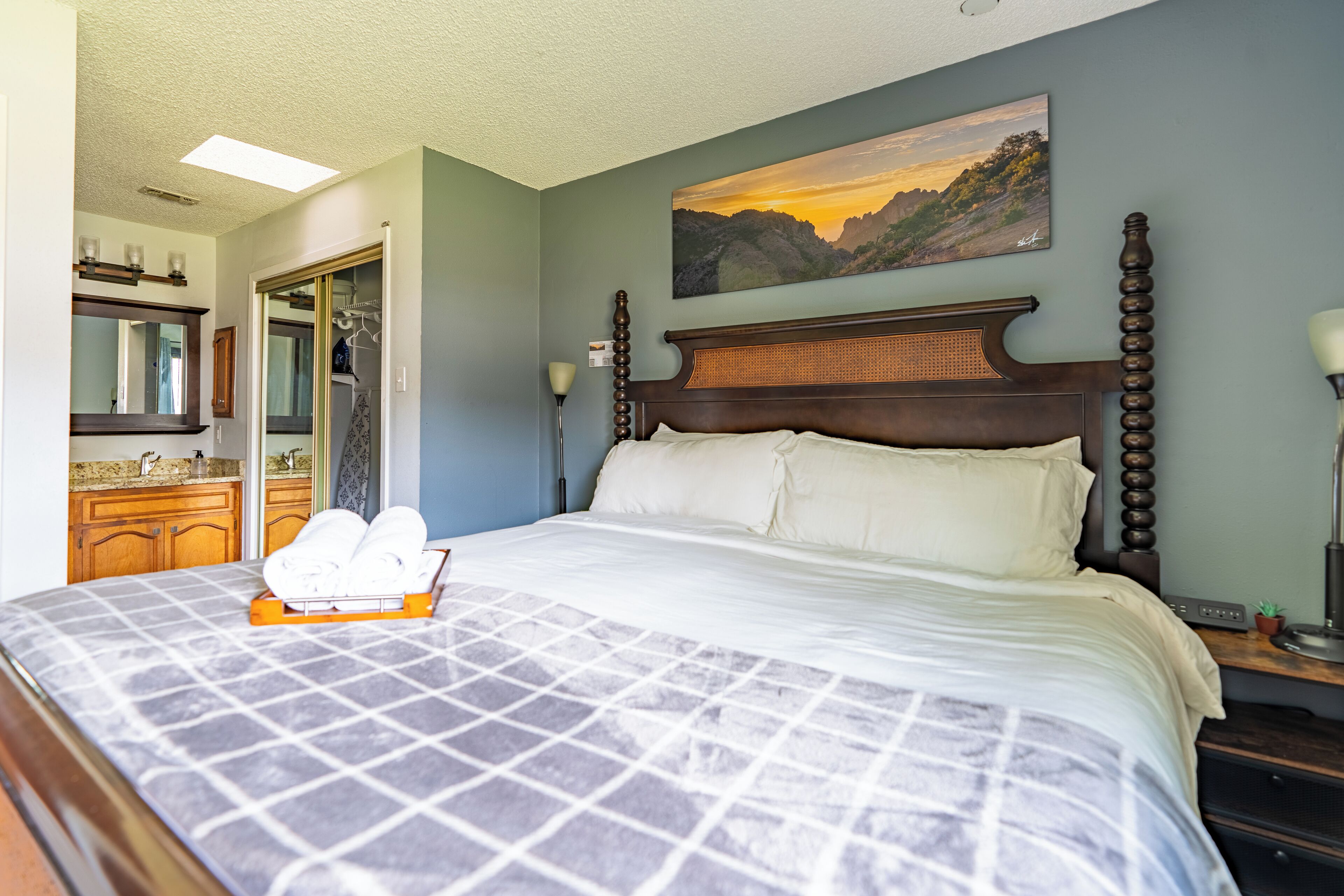 5 間睡房、書桌、熨斗/熨衫板、可攜式嬰兒床