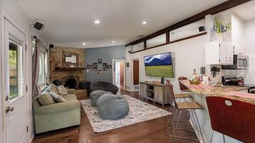 Smart-tv, dvd-afspiller, videobibliotek, stereoanlæg