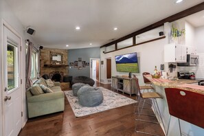 Smart-tv, dvd-afspiller, videobibliotek, stereoanlæg