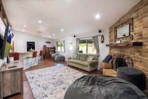 Smart-tv, dvd-afspiller, videobibliotek, stereoanlæg