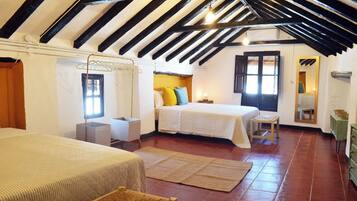 5 slaapkamers, een bureau, een strijkplank/strijkijzer, reisbedje