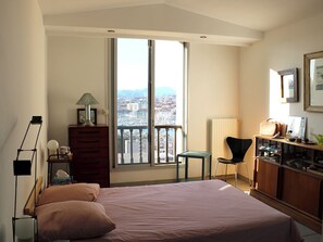 2 bedrooms, desk, iron/ironing board, free WiFi - Exceptional sea view, spacious apartment with tasteful decor. (Marseille)