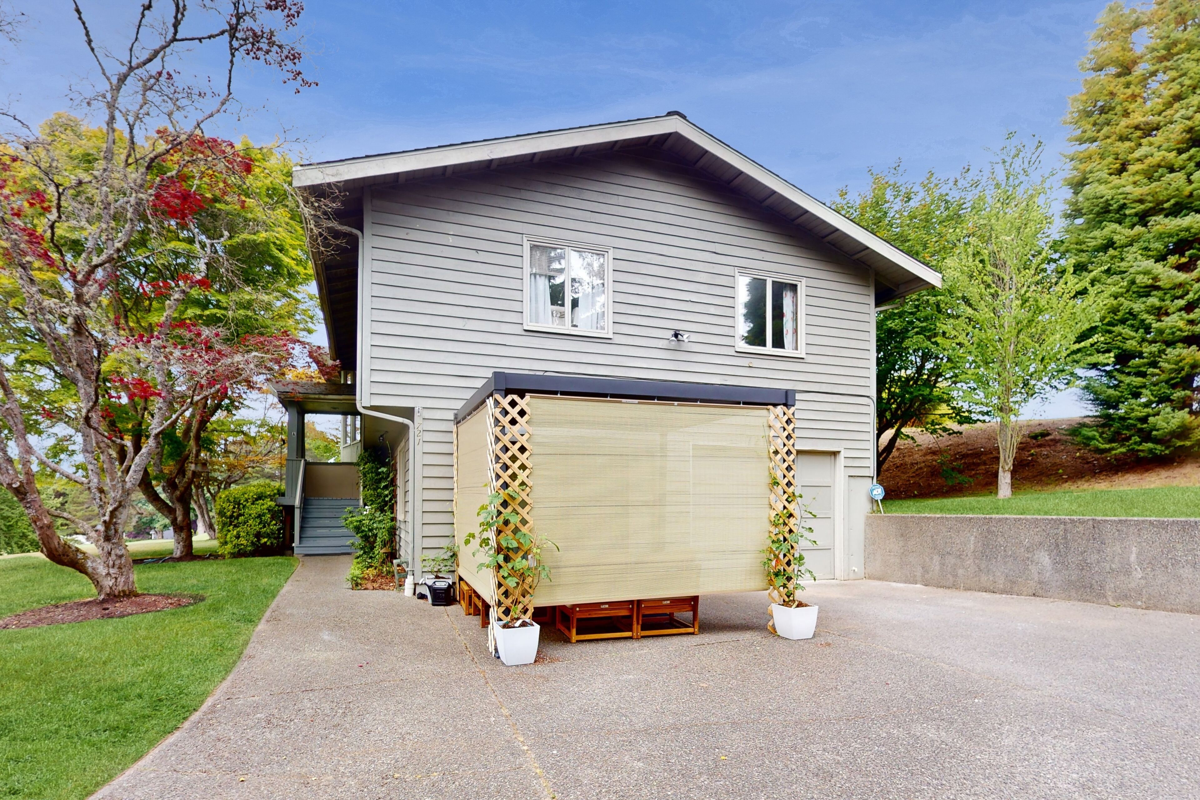 Lower-level apartment escape with full kitchen, Wifi and golf course views