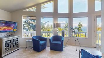 Télévision, jeux vidéo, lecteur de DVD, baby-foot