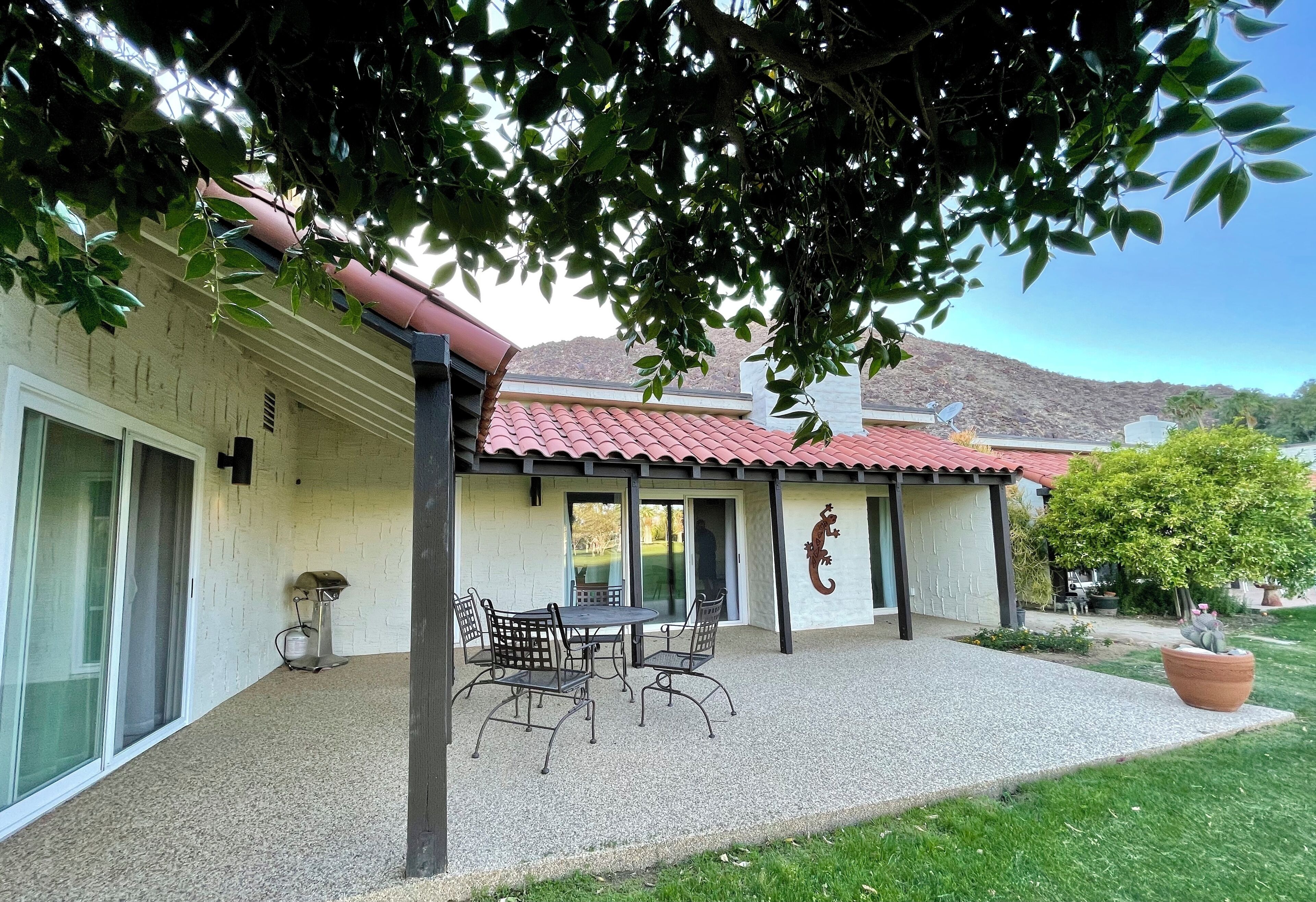 Beautiful remodel 2 bed/2 bath condo on golf course Mountain views













