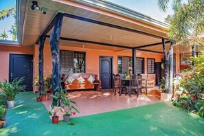 Outdoor dining - Hugitos House/ Costa Rica (Mirador)