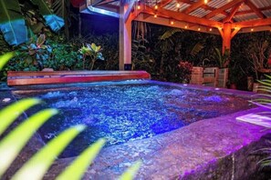 Outdoor spa tub - Hugitos House/ Costa Rica (Mirador)
