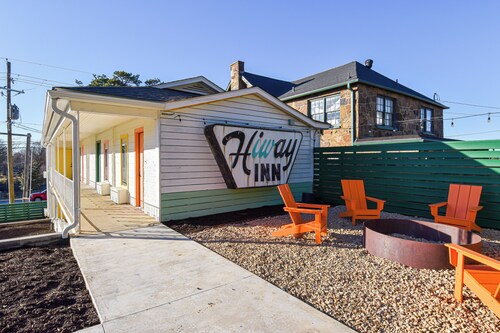 Mid-Century Themed Hotel Room in Fayetteville, AR - The Clementine on College #6