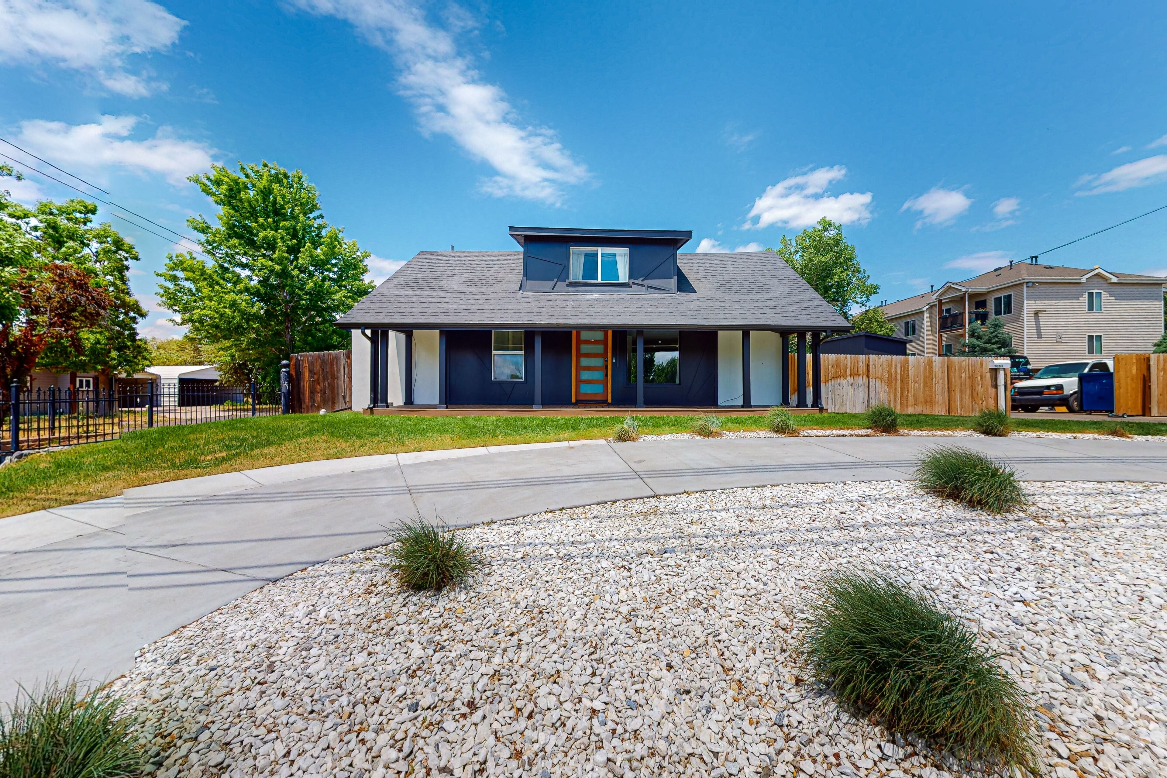 Comfortable home with full kitchen & W/D - great location