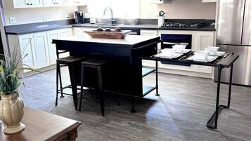 冰箱、微波炉、烤箱、炉灶