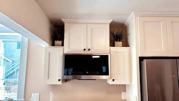 冰箱、微波炉、烤箱、炉灶