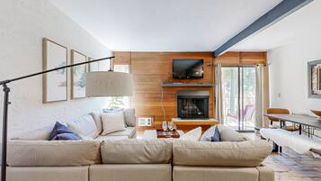 Télévision, cheminée, table de tennis de table