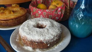 Ein Tisch mit Kuchen und einer Obstkorb.