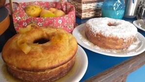 Ein Tisch mit einer Torte und einer Obstschale.